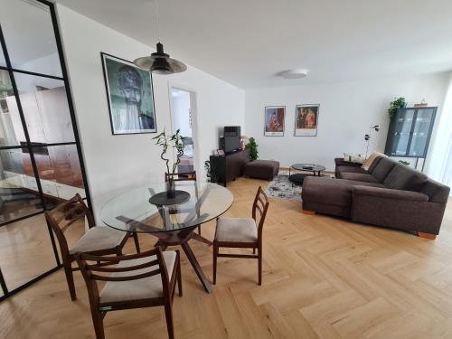 Beautiful new apt in old town near train station - FREE parking