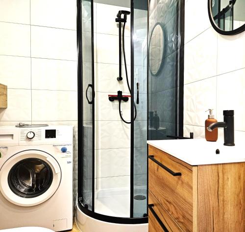 un bagno con doccia e lavatrice di Szczecin Centrum 6 a Stettino