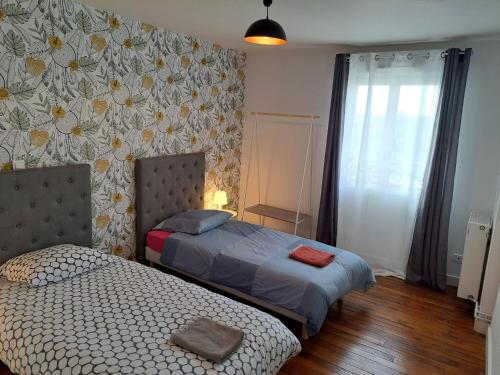 une chambre avec deux lits et une fenêtre dans l'établissement Chez Léon - Vue cathédrale - Hyper centre ville, à Reims