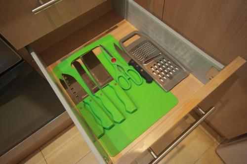 a kitchen with a green cutting implement on a counter at Apartalux Magic Diamond in Oropesa del Mar