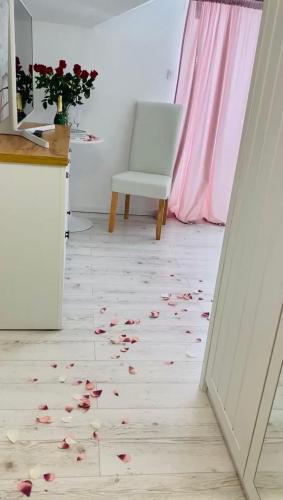 a room with a bunch of petals on the floor at Gold Horse Vendégház in Szilvásvárad