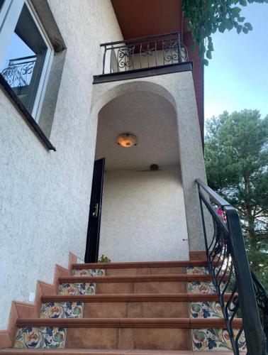 Dom Luny koło lasu i góry