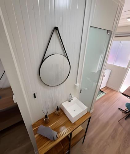 a bathroom with a sink and a mirror at LN Studios in Uberlândia