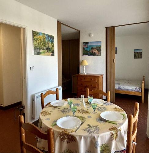- une table à manger avec deux assiettes dans l'établissement Appartement T2 accès direct à la plage 4SL422, au Barcarès