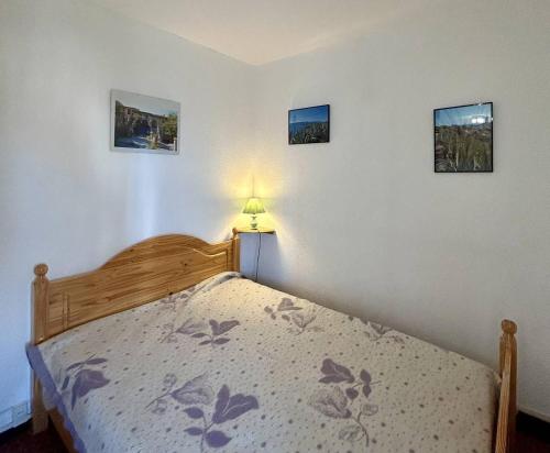 - une chambre avec un lit éclairé dans l'établissement Appartement T2 accès direct à la plage 4SL422, au Barcarès