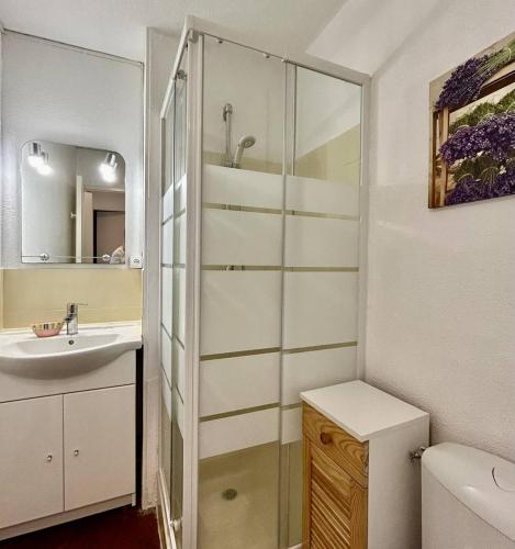 une salle de bain avec une douche, un lavabo et des toilettes dans l'établissement Appartement T2 accès direct à la plage 4SL422, au Barcarès