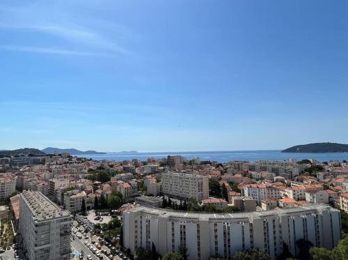 une vue aérienne d'une ville avec des bâtiments dans l'établissement Panorama exceptionnel pour ce T4 en bord de mer, à Toulon