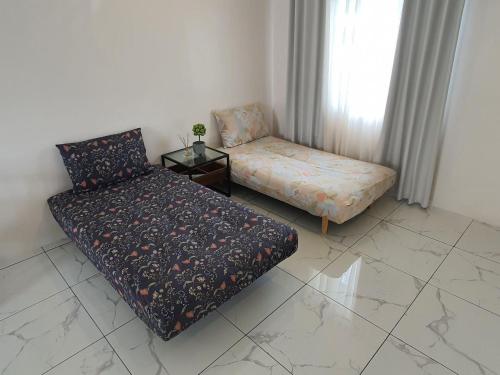 un soggiorno con un divano e una poltrona di MW UrbanTerrace -Surigao del Norte a Surigao