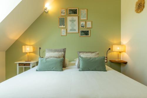 une chambre avec un grand lit blanc avec deux lampes dans l'établissement 6 ch, 5 salle de bain, 25 minutes du Zoo de Beauval et Chambord, 12 pers, à Chémery