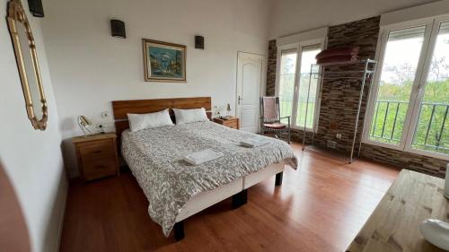 sypialnia z łóżkiem i drewnianą podłogą w obiekcie CASAPUEBLO Arzúa w mieście Campo