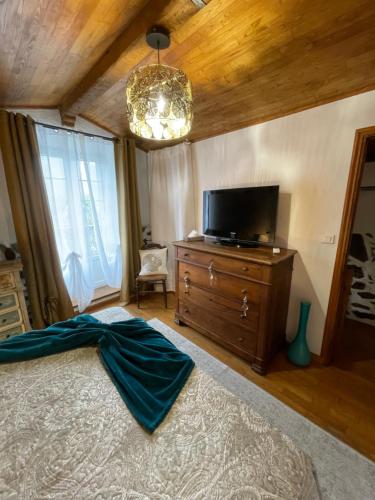 une chambre avec un lit et une télévision sur une commode dans l'établissement a stalla, à Valle d'Alesani