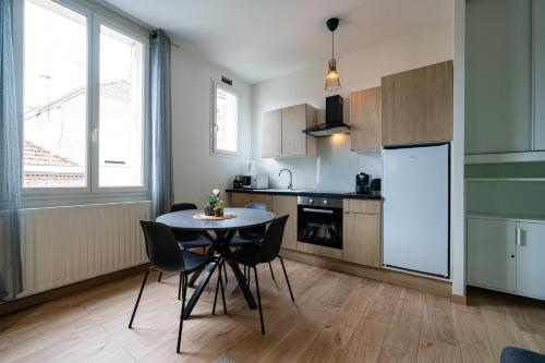 a kitchen with a table and chairs in a room at Appartement Centre-Ville 2/4 personnes in Épernay