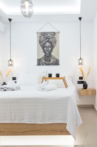 a bedroom with a white bed with a statue on the wall at New Luxury Apartment near Center with Garden View in Bendevís