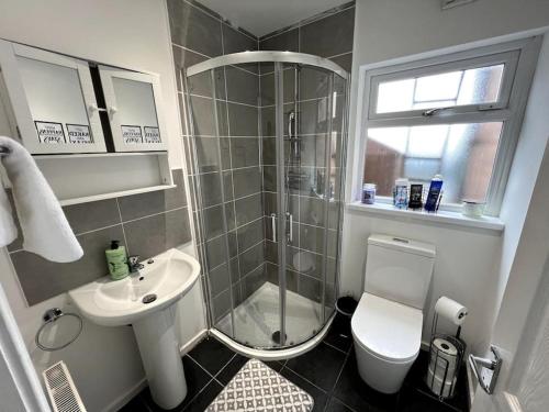 a bathroom with a shower and a toilet and a sink at Numero Venti Aparthouse wifi parking Hot Tub in Newcastle upon Tyne