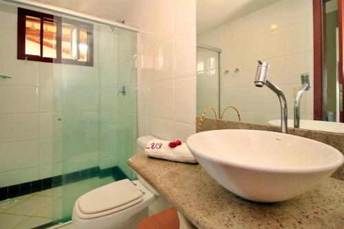 un baño con lavabo e inodoro en Pipa Beleza - Chalés particulares, en Pipa