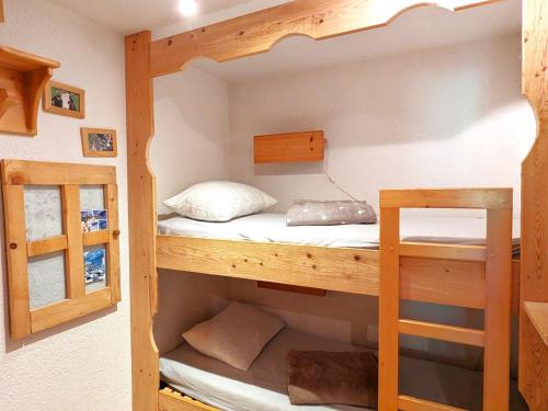 - un lit superposé dans une petite maison dans l'établissement Appartement cosy au cœur de La Clusaz, ski au pied, avec terrasse et WiFi - FR-1-459-229, à La Clusaz