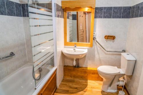 une salle de bain avec toilettes et lavabo dans l'établissement Résidence Les Hauts De Preclaux - Studio au coeur des Orres 1800 MAE-9591, aux Orres