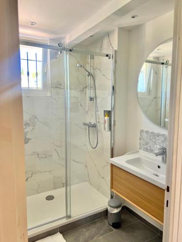 une salle de bain avec douche et lavabo dans l'établissement Villa de charme avec piscine à proximité des plages, à Saint-Raphaël
