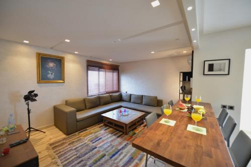 un salon avec un canapé et une table dans l'établissement Casablanca Home Stay Apartment, à Casablanca