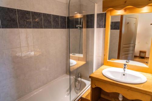 une salle de bain avec une baignoire, un lavabo et une douche dans l'établissement Résidence Les Hauts De Preclaux - Appartement cosy sur les pistes des Orres 1800 MAE-0211, aux Orres