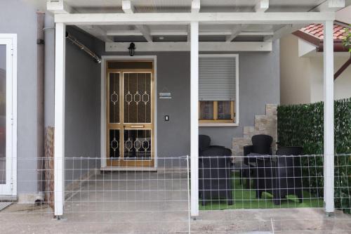 Muka bangunan atau pintu masuk La casa di Sirya