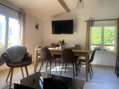 un salon avec une table et des chaises en bois dans l'établissement Les champs étoilés, à Castellet-lès-Sausses