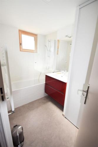 une salle de bain avec une baignoire, un lavabo et un miroir dans l'établissement Résidence Front De Neige - 3 Pièces 6 pers LE FRONT DE NEIGE - WIFI PLAGNE VILLAGES MAE-9384, à Aime La Plagne