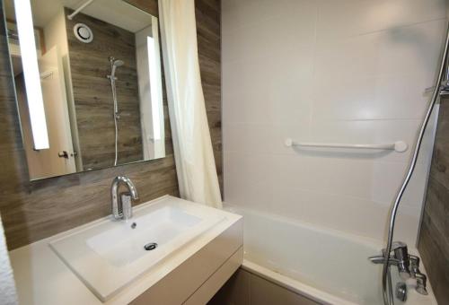 une salle de bain avec un lavabo, une baignoire et un miroir dans l'établissement Résidence Le Sapporo - Studio divisible 4/5 pers - WIFI - LE SAPPORO - PLAGNE VILLAGES MAE-6034, à Aime La Plagne