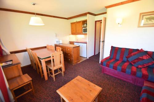 un salon avec un canapé et une table dans l'établissement Résidence Le Mont Soleil A - Appt 3 pièces 6 pers- LE MONT-SOLEIL A - PLAGNE SOLEIL MAE-9394, à Aime La Plagne