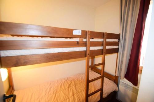 - un lit superposé avec une échelle dans une chambre dans l'établissement Résidence Le Mont Soleil A - Appt 3 pièces 6 pers- LE MONT-SOLEIL A - PLAGNE SOLEIL MAE-9394, à Aime La Plagne