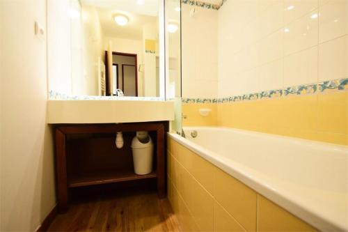 une salle de bain avec une baignoire, un lavabo et un miroir dans l'établissement Résidence Le Mont Soleil A - Appt 3 pièces 6 pers- LE MONT-SOLEIL A - PLAGNE SOLEIL MAE-9394, à Aime La Plagne