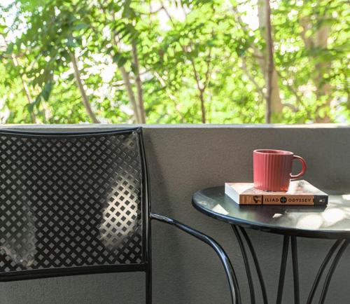 The Meta Stay - Sunny Retreat with Rooftop Access