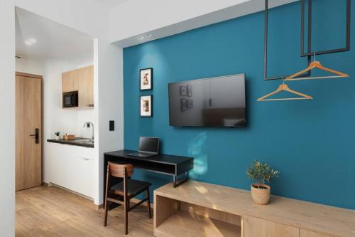 The Meta Stay - Sunny Retreat with Rooftop Access