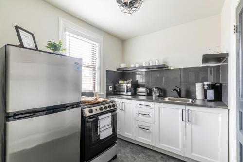 Modern Apartment on James St Southにあるキッチンまたは簡易キッチン