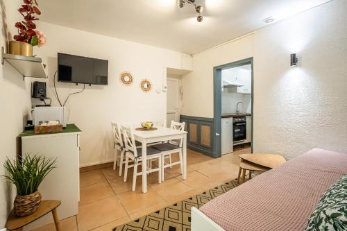 une chambre avec un lit et une cuisine avec une table dans l'établissement Le Cocon Urbain, à Narbonne