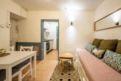 un salon avec un canapé et une table dans l'établissement Le Cocon Urbain, à Narbonne