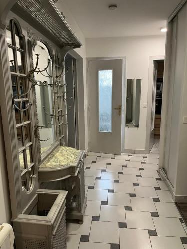 une salle de bain avec un lavabo et un miroir dans l'établissement Proche de la Campagne à Paris, à Paris