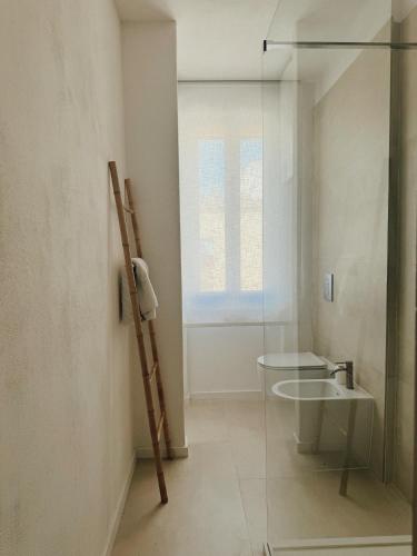 Bilik mandi di SĀHO Apartment