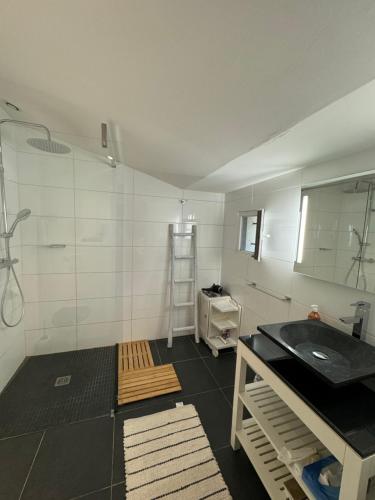 une salle de bain avec un lavabo et un miroir dans l'établissement Les Feuilleres, à LʼIsle-sur-la-Sorgue