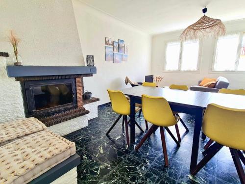 - un salon avec une cheminée, une table et des chaises dans l'établissement L'Escale Marine à 2 mn à pied de la plage - 2CH, au Barcarès