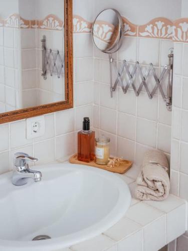 a white bathroom with a sink and a mirror at Casa Marla, Siete Aguas in Siete Aguas