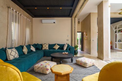 Ruang duduk di Villa Riad Sultana - Piscine privée Chauffée