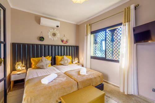 Katil atau katil-katil dalam bilik di Villa Riad Sultana - Piscine privée Chauffée