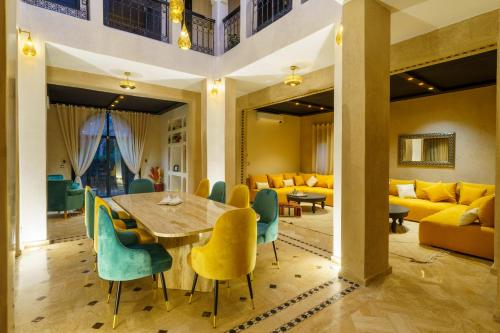 Ruang duduk di Villa Riad Sultana - Piscine privée Chauffée