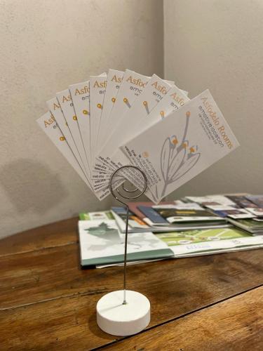 a white umbrella sitting on top of a table at Asfodelo rooms in Bra