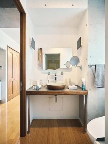 a bathroom with a sink and a mirror at vetta KumamotoCastle1003 Free Parking in Kumamoto