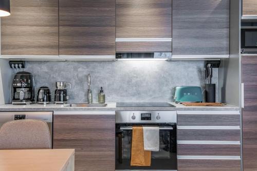 una cucina con fornelli e piano di lavoro di Ruka Chalets 3 huoneisto 3202 a Kuusamo
