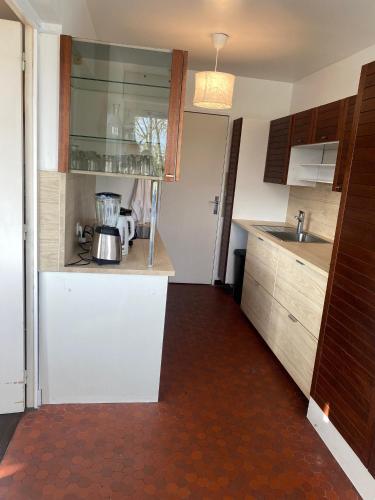 une cuisine avec une cuisinière et un comptoir dans l'établissement Citadine, à Montrouge