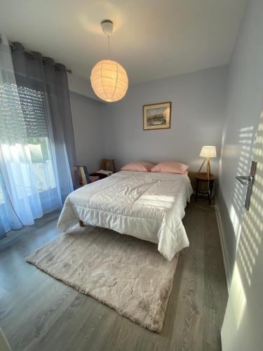 une chambre avec un grand lit avec un tapis dans l'établissement Citadine, à Montrouge