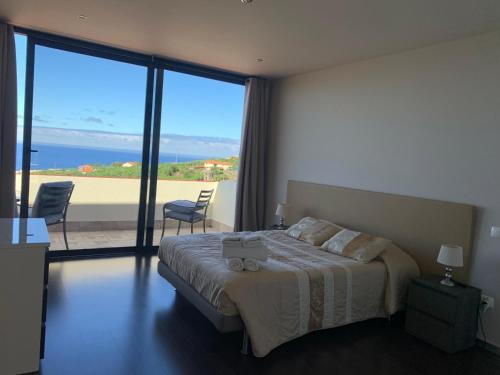 カリェタにあるVilla Pinheira Iの海の見えるベッドのある寝室